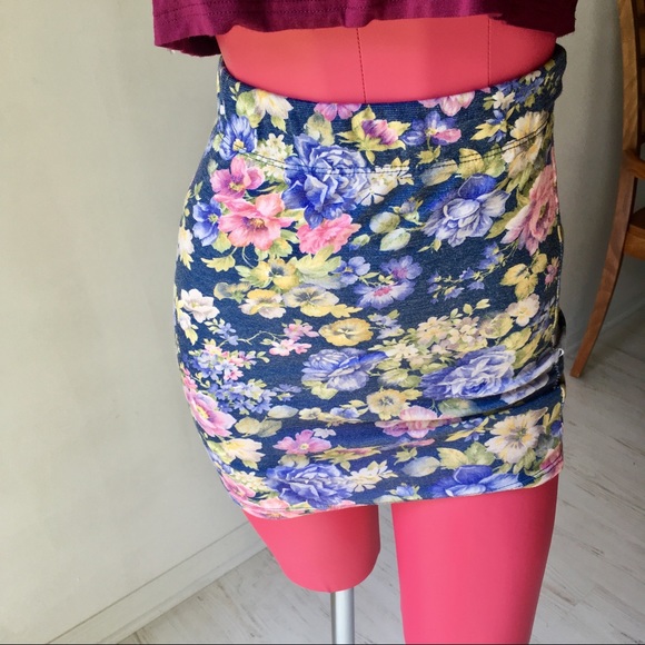 BOGO Floral mini pencil skirt - Picture 3 of 4